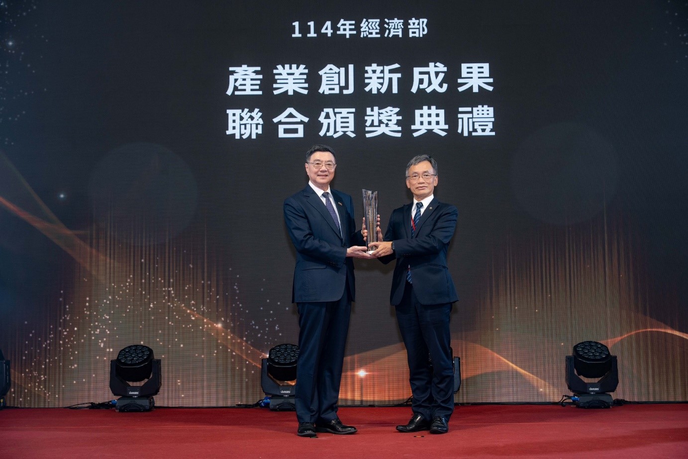 Figure 1-The Premier of the Executive Yuan, Cho Jung-Tai, presented the Award