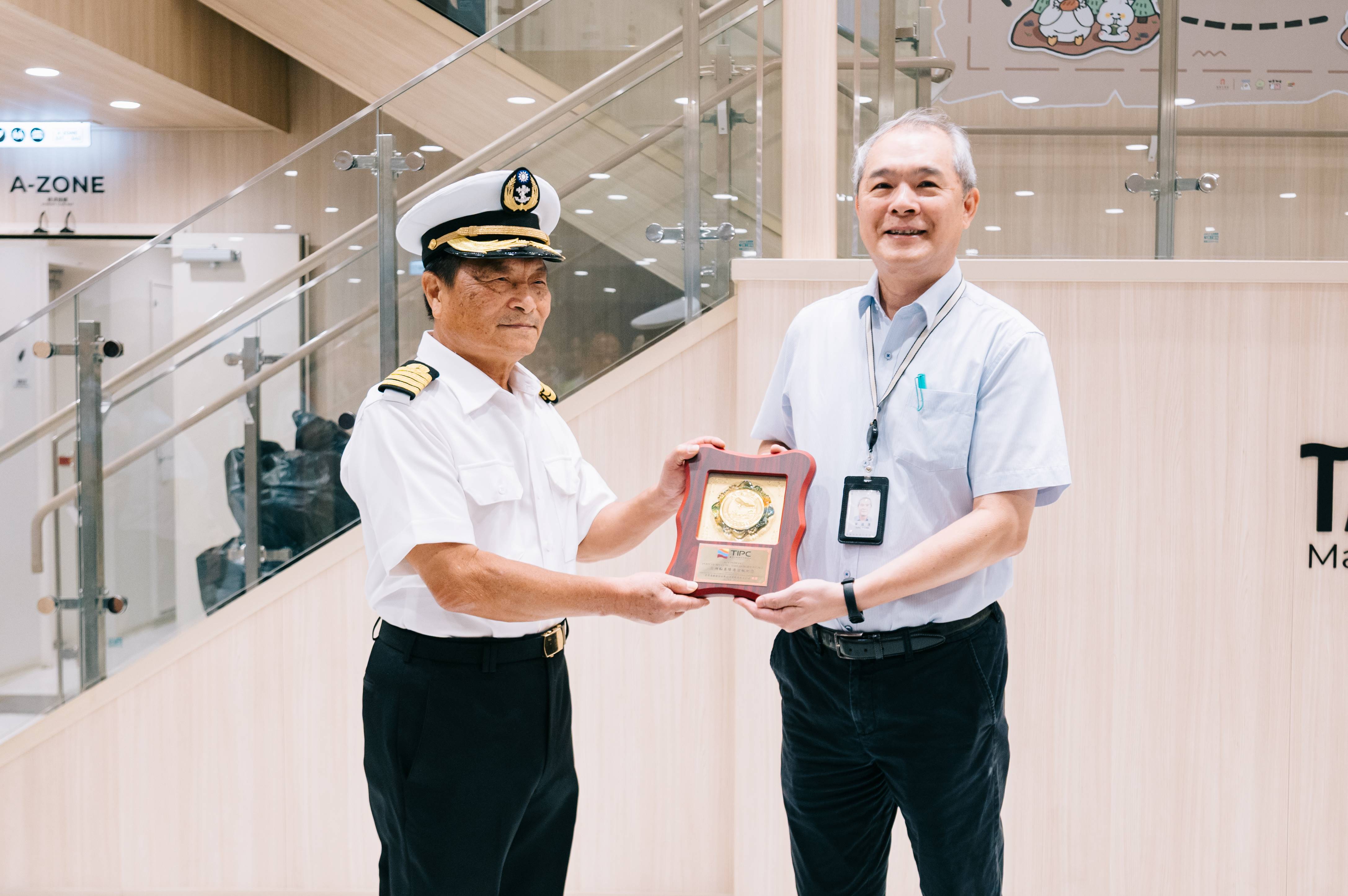Figure 9. General Manager I-chin Sung presenting a plaque to the captain of the Penghu Ferr.