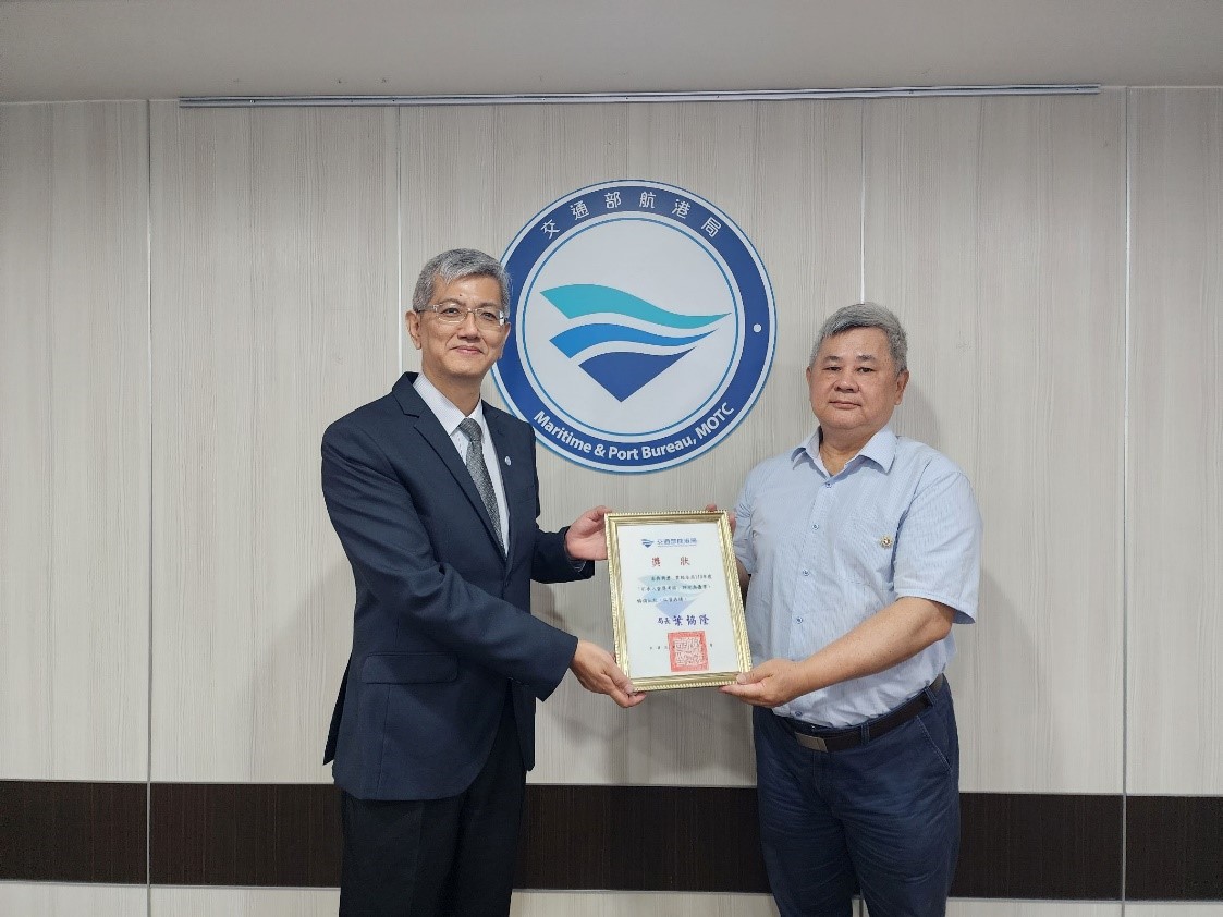 Figure 5. Director General Yeh presenting Outstanding Pilot Award for Chief Chung-nan Hou