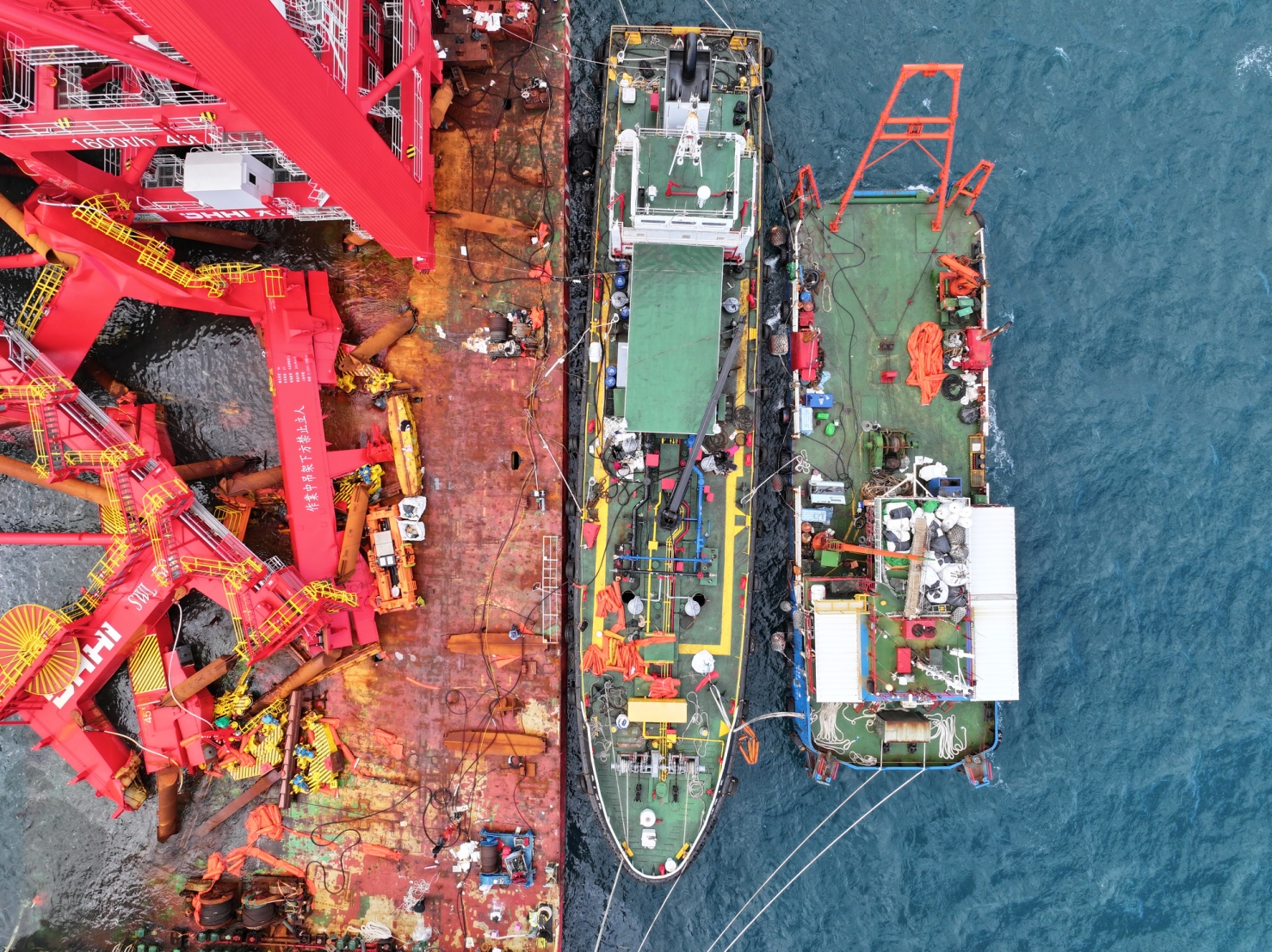 Oil extraction operation of the cargo ship Yu Zhou Qi Hang