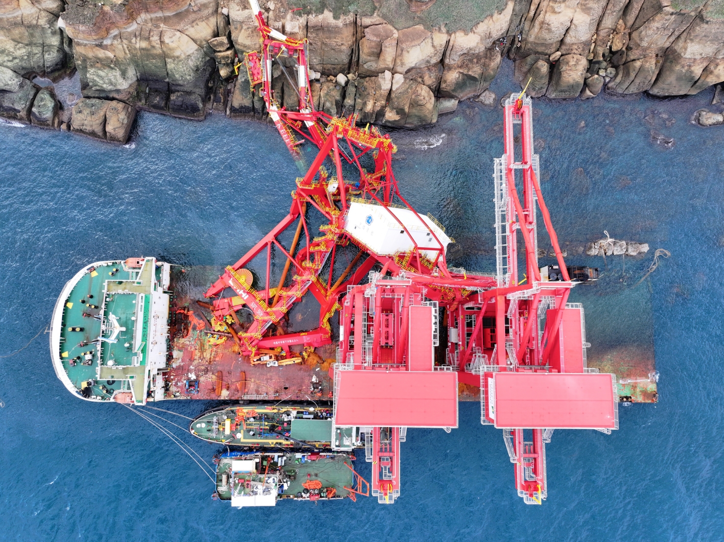 Oil extraction operation of the cargo ship Yu Zhou Qi Hang