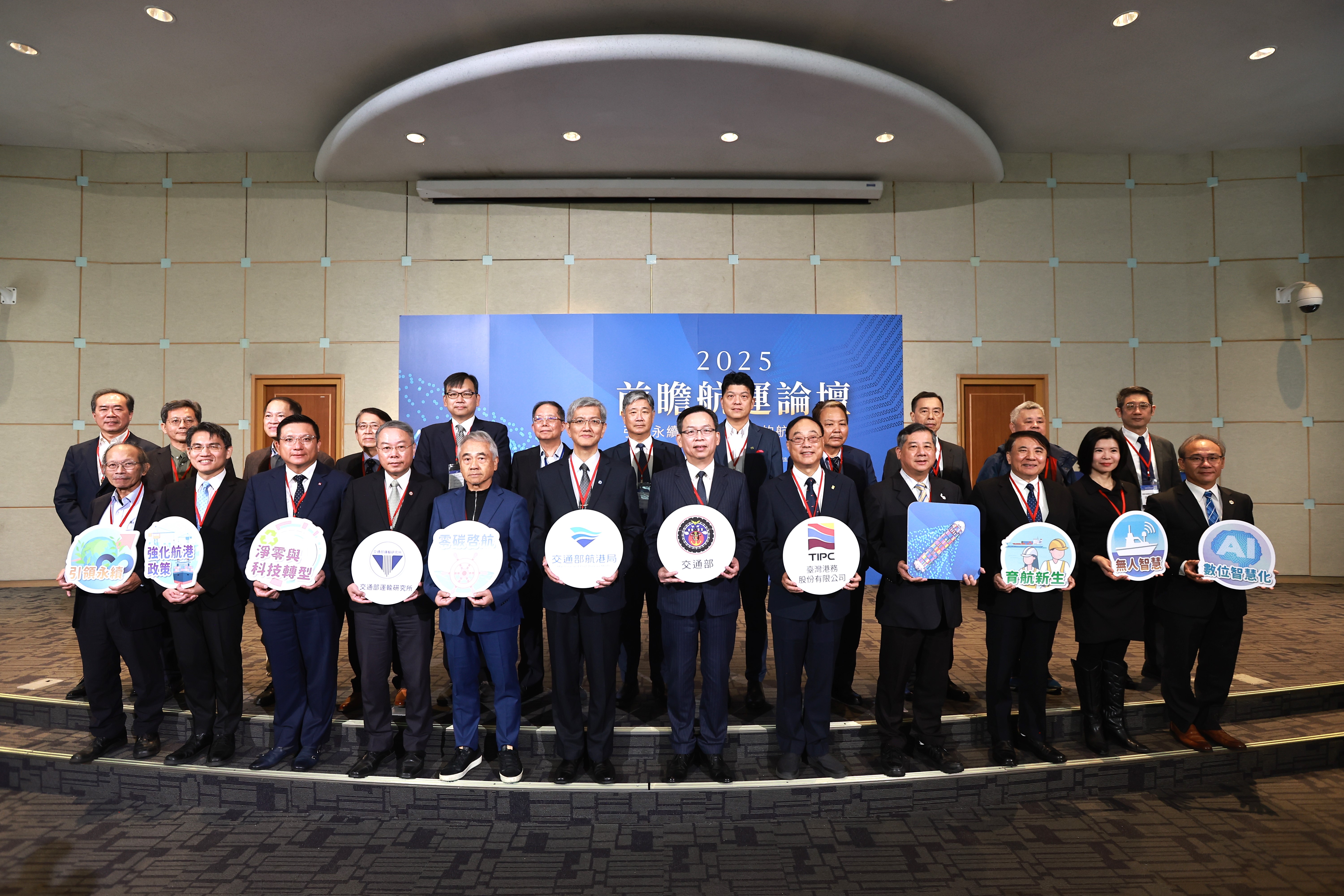 Image 7: Group photo 2