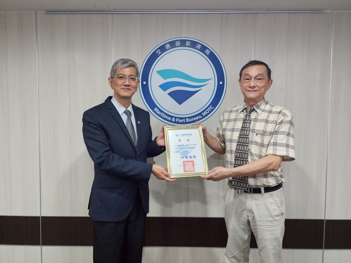 Figure 3. Director General Yeh presenting Outstanding Pilot Award for Chief Ke-hua Chung