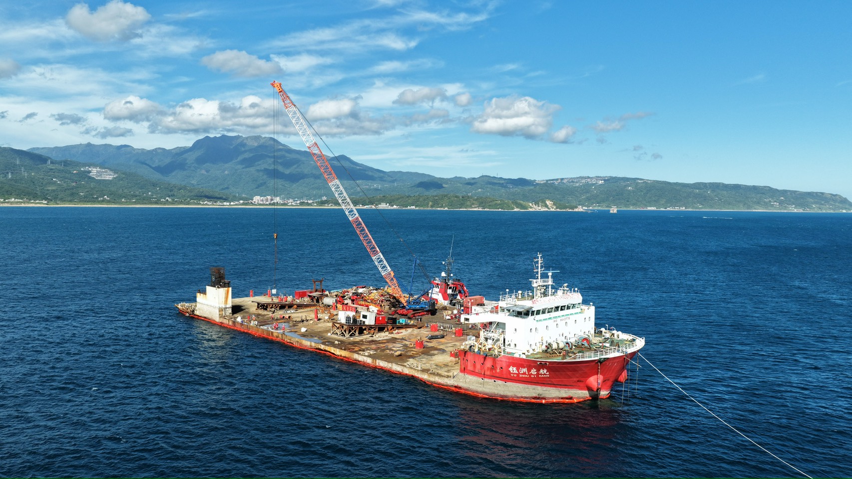 Photo 2. The Yu Zhou Qi Hang successfully refloated