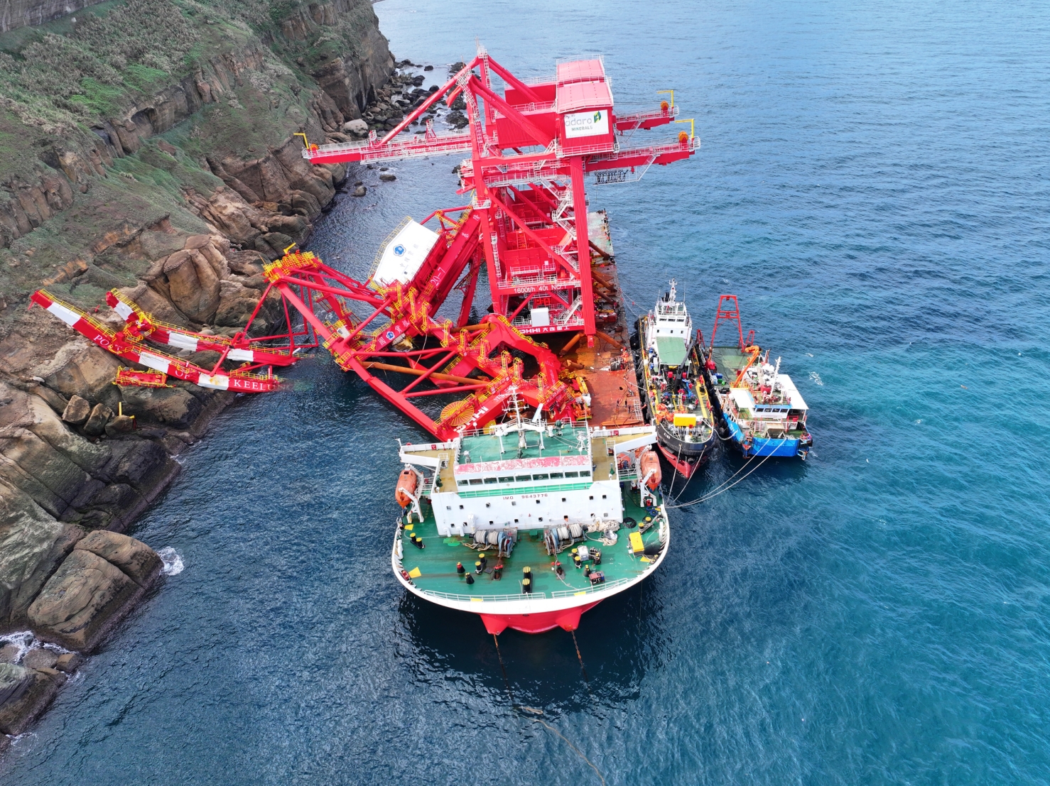 Oil extraction operation of the cargo ship Yu Zhou Qi Hang