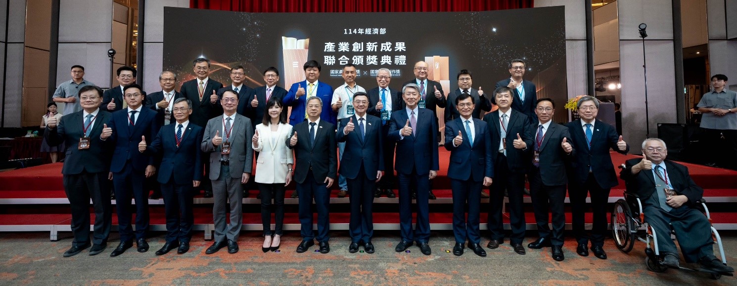 Figure 3-A group photo of all the award-winning organizations