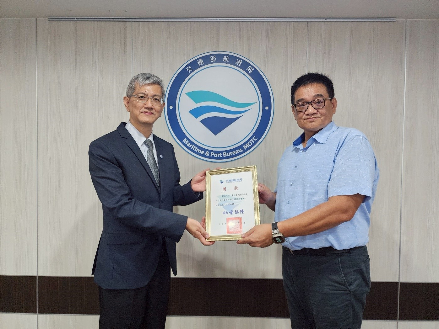 Figure 2. Director General Yeh presenting Outstanding Pilot Award for Chief Zhen-yong Du