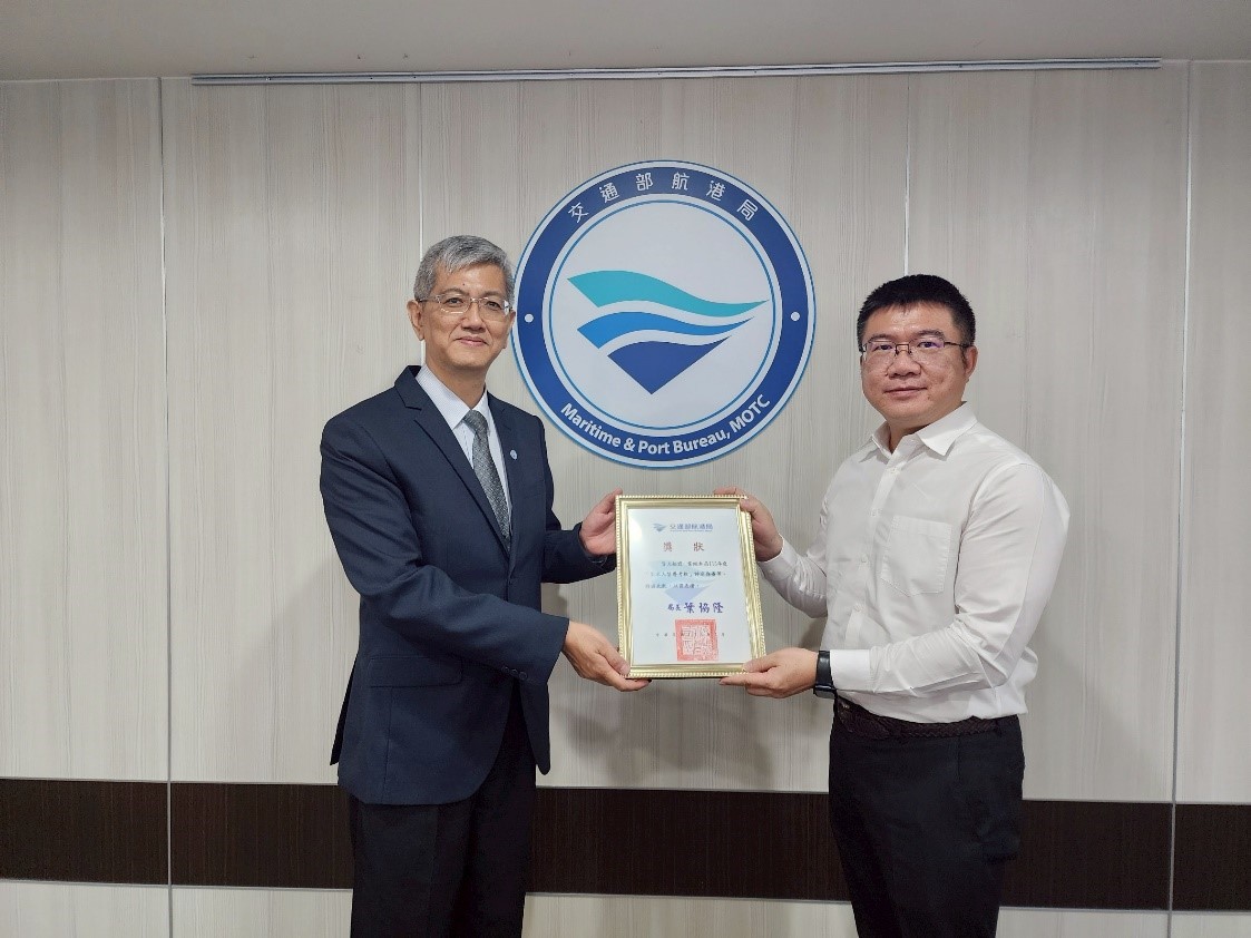 Figure 4. Director General Yeh presenting Outstanding Pilot Award for Chief Tien-shou Wu