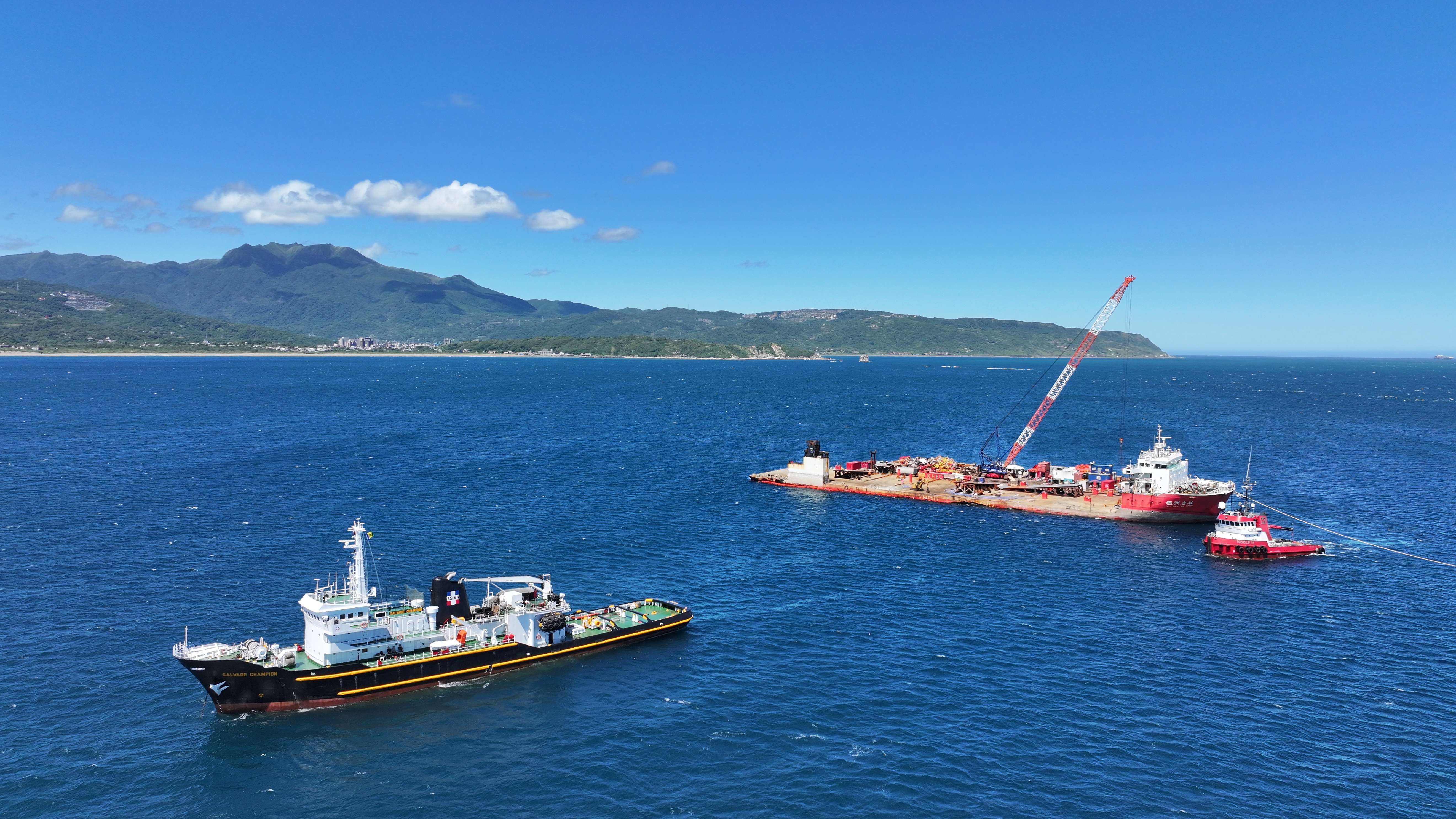 Photo 1. The Yu Zhou Qi Hang successfully refloated