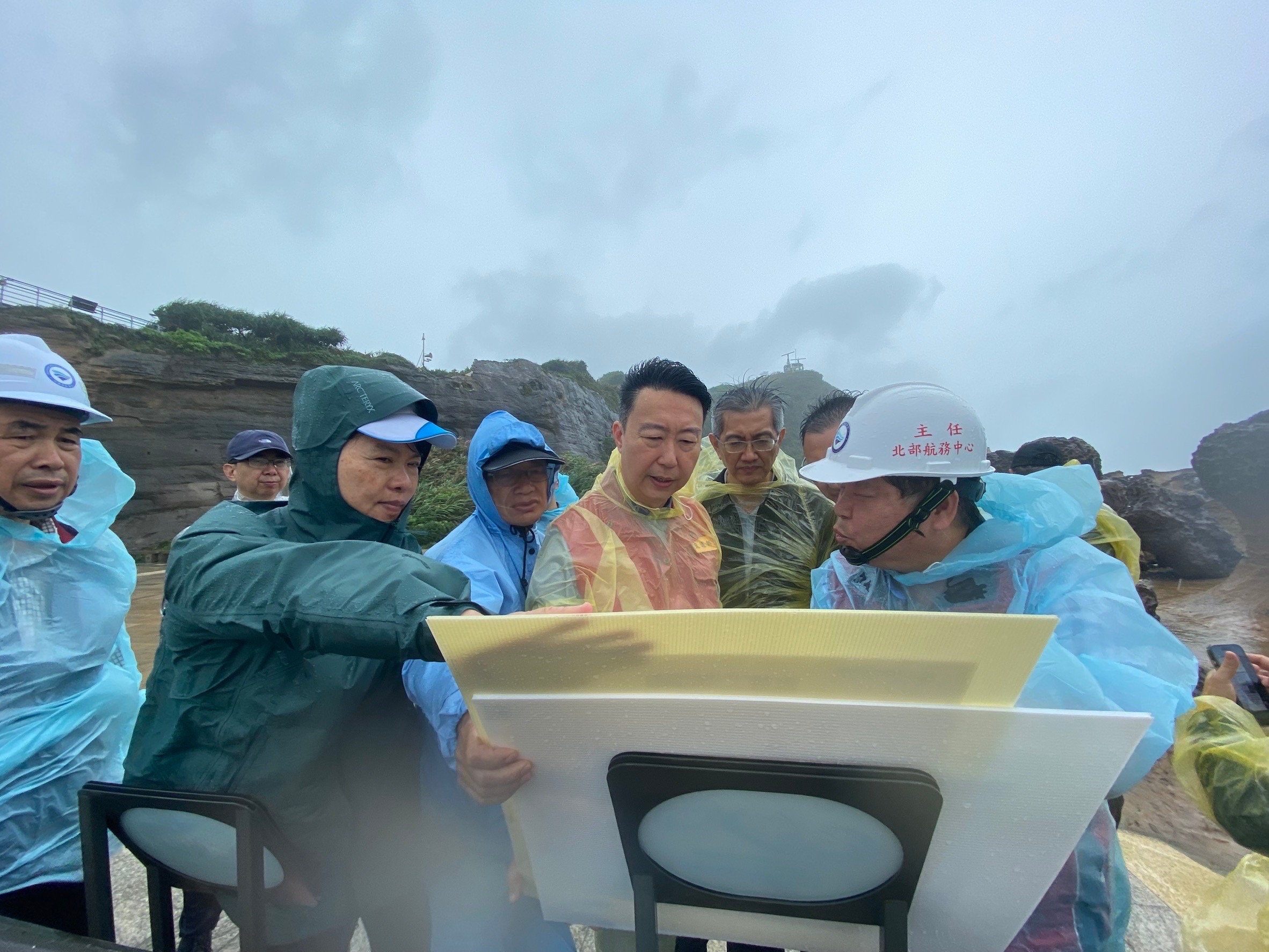 Minister Chen inspects the grounding of the “Yu Zhou Qi Hang” at Yehliu Geopark.
